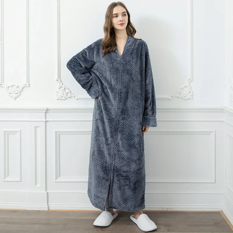 Calidez de invierno con bata de maternidad CozyNest en franela térmica extra larga