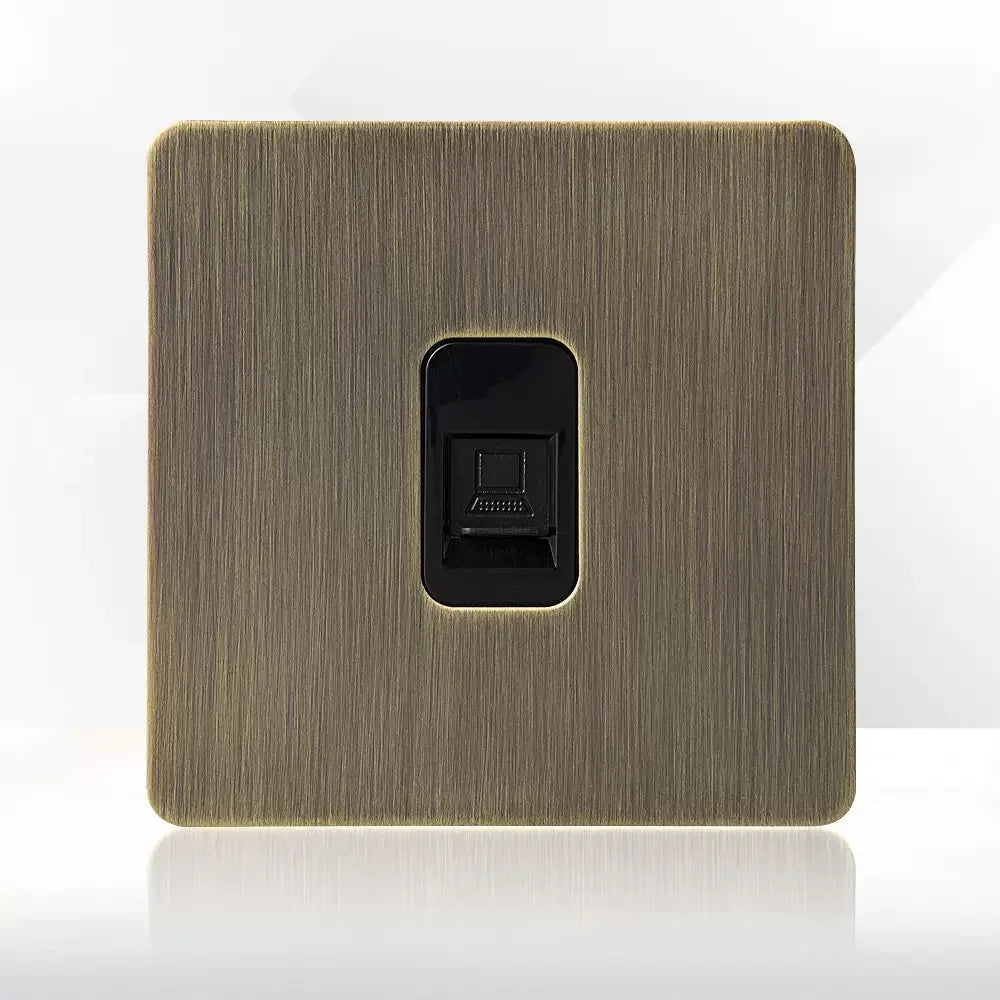 Antieke bronzen metalen wandcontactdoos met USB-oplaadpoort