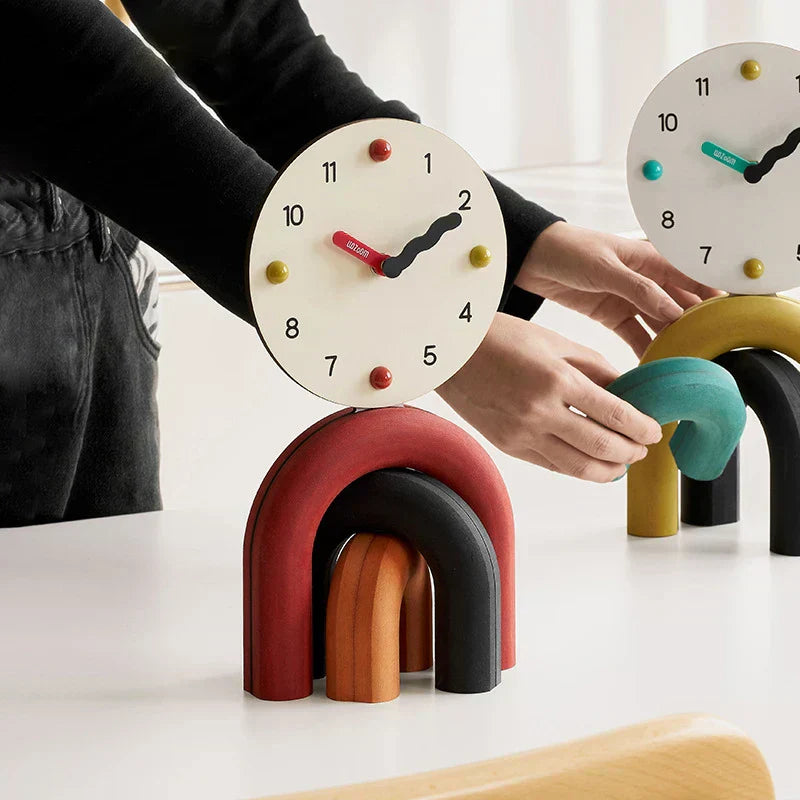 Ceas de masă LumenArc Nordic cu arc, în două finisaje, stil elegant