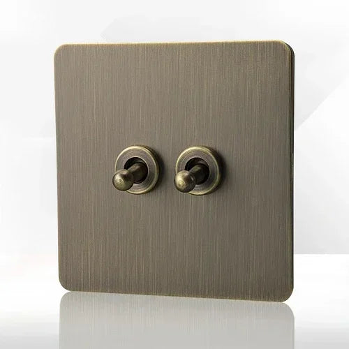 Antieke bronzen metalen wandcontactdoos met USB-oplaadpoort