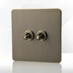 Antieke bronzen metalen wandcontactdoos met USB-oplaadpoort