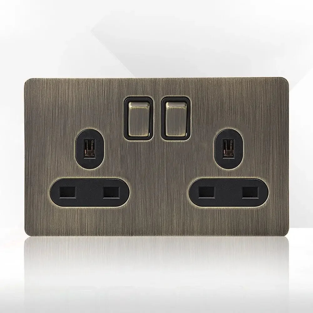 Antieke bronzen metalen wandcontactdoos met USB-oplaadpoort