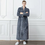 Calidez de invierno con bata de maternidad CozyNest en franela térmica extra larga