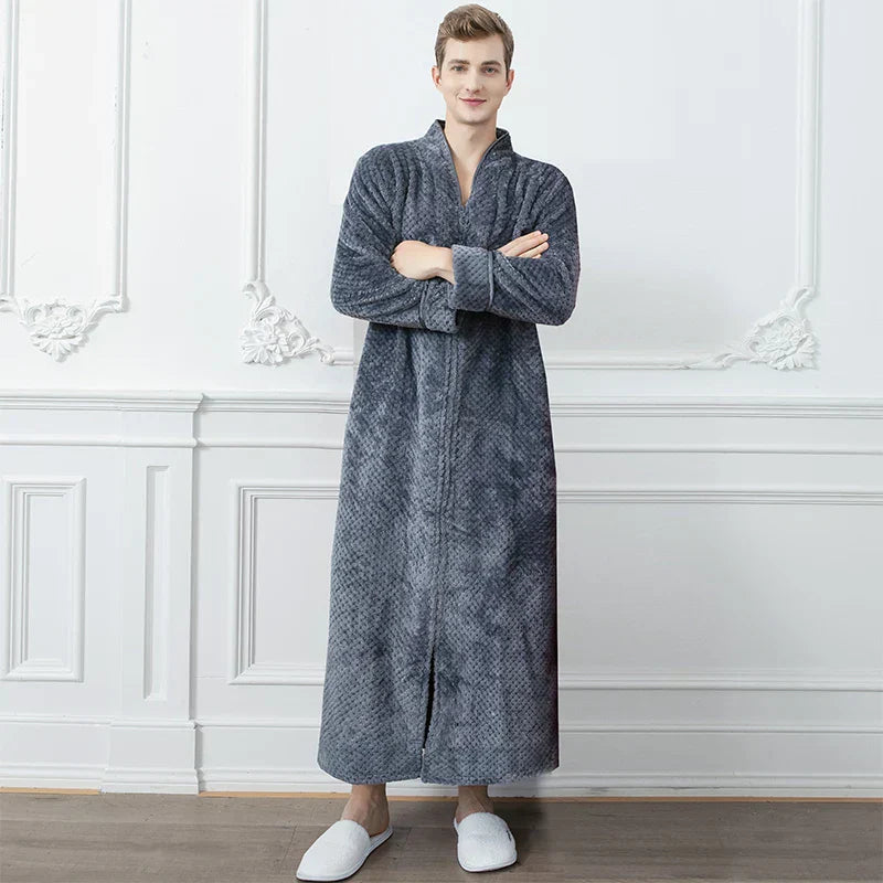 Calidez de invierno con bata de maternidad CozyNest en franela térmica extra larga