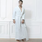 Calidez de invierno con bata de maternidad CozyNest en franela térmica extra larga