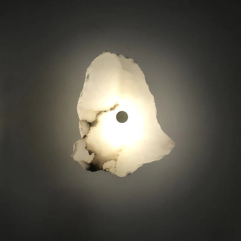 Vegglampe i LED med kobberdetaljer og Aurora-marmor for elegante interiører