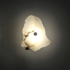 Vegglampe i LED med kobberdetaljer og Aurora-marmor for elegante interiører