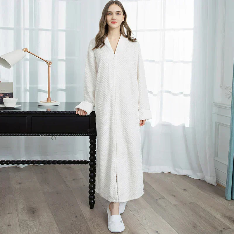Calidez de invierno con bata de maternidad CozyNest en franela térmica extra larga