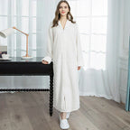 Calidez de invierno con bata de maternidad CozyNest en franela térmica extra larga
