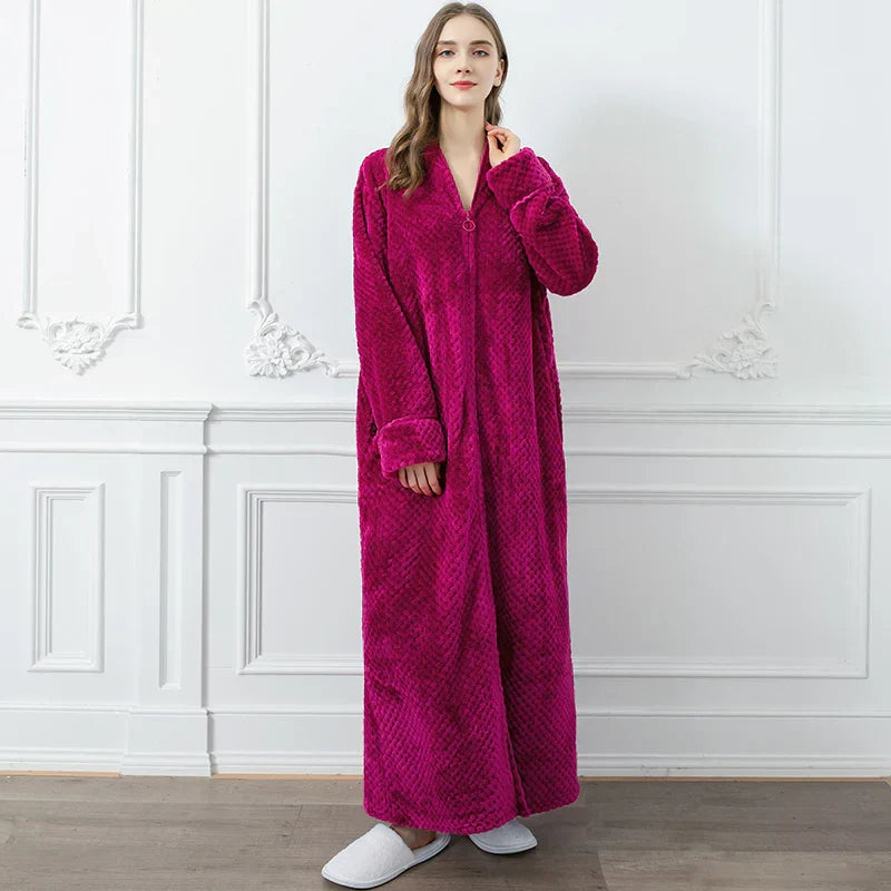 Calidez de invierno con bata de maternidad CozyNest en franela térmica extra larga