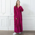 Calidez de invierno con bata de maternidad CozyNest en franela térmica extra larga