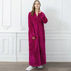 Calidez de invierno con bata de maternidad CozyNest en franela térmica extra larga