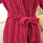 Calidez de invierno con bata de maternidad CozyNest en franela térmica extra larga