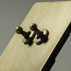 Antieke bronzen metalen wandcontactdoos met USB-oplaadpoort