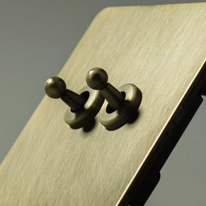 Antieke bronzen metalen wandcontactdoos met USB-oplaadpoort