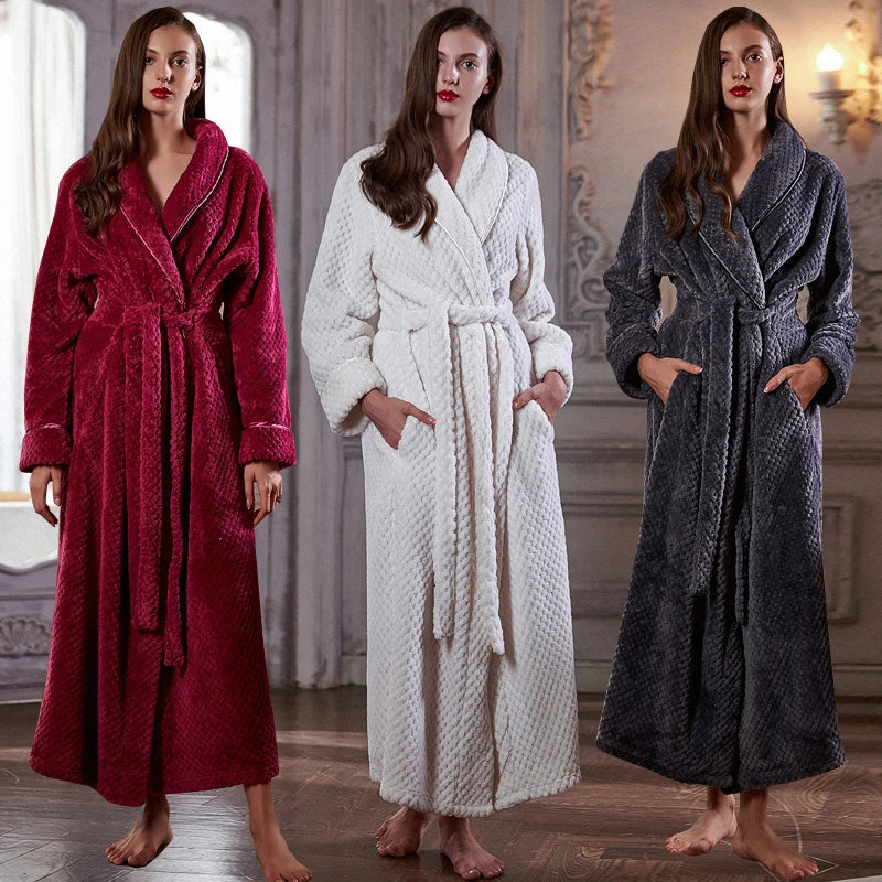 Calidez de invierno con bata de maternidad CozyNest en franela térmica extra larga