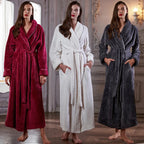 Calidez de invierno con bata de maternidad CozyNest en franela térmica extra larga
