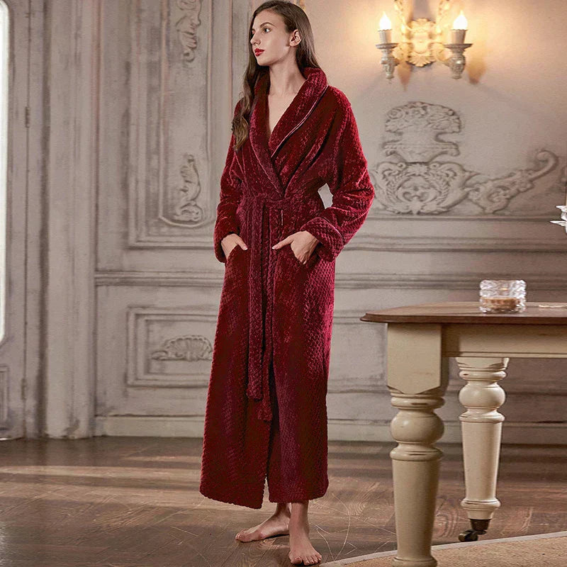 Calidez de invierno con bata de maternidad CozyNest en franela térmica extra larga