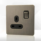 Antieke bronzen metalen wandcontactdoos met USB-oplaadpoort