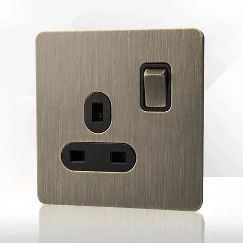 Antieke bronzen metalen wandcontactdoos met USB-oplaadpoort
