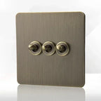 Antieke bronzen metalen wandcontactdoos met USB-oplaadpoort