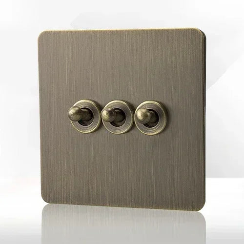 Antieke bronzen metalen wandcontactdoos met USB-oplaadpoort