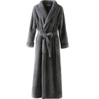 Calidez de invierno con bata de maternidad CozyNest en franela térmica extra larga