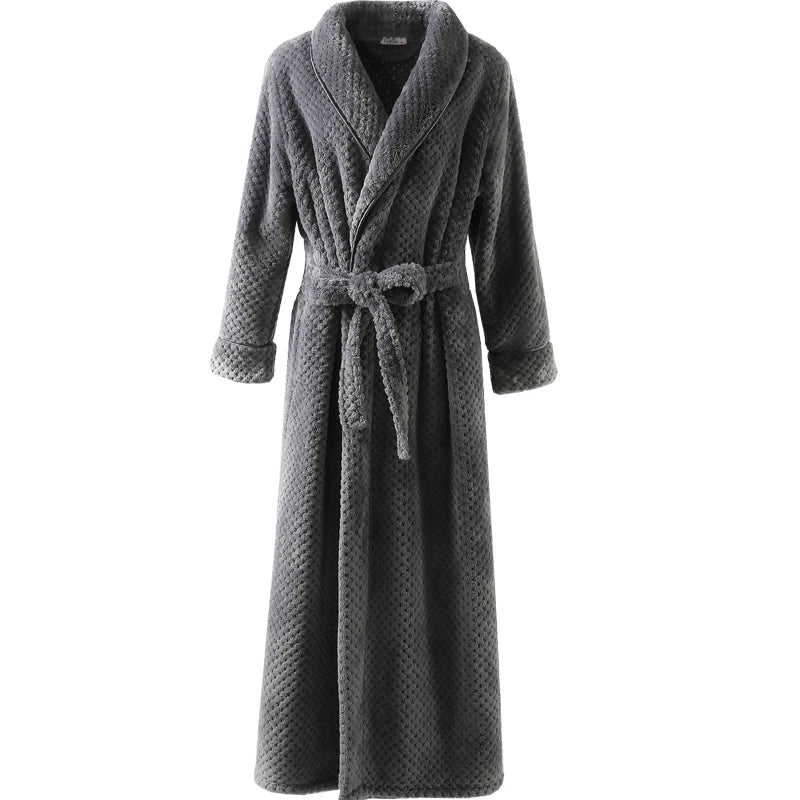 Calidez de invierno con bata de maternidad CozyNest en franela térmica extra larga