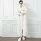 Calidez de invierno con bata de maternidad CozyNest en franela térmica extra larga