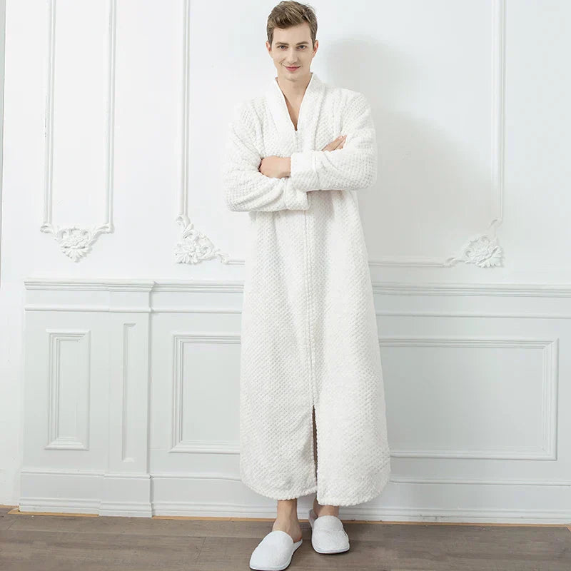 Calidez de invierno con bata de maternidad CozyNest en franela térmica extra larga