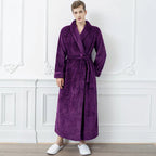 Calidez de invierno con bata de maternidad CozyNest en franela térmica extra larga