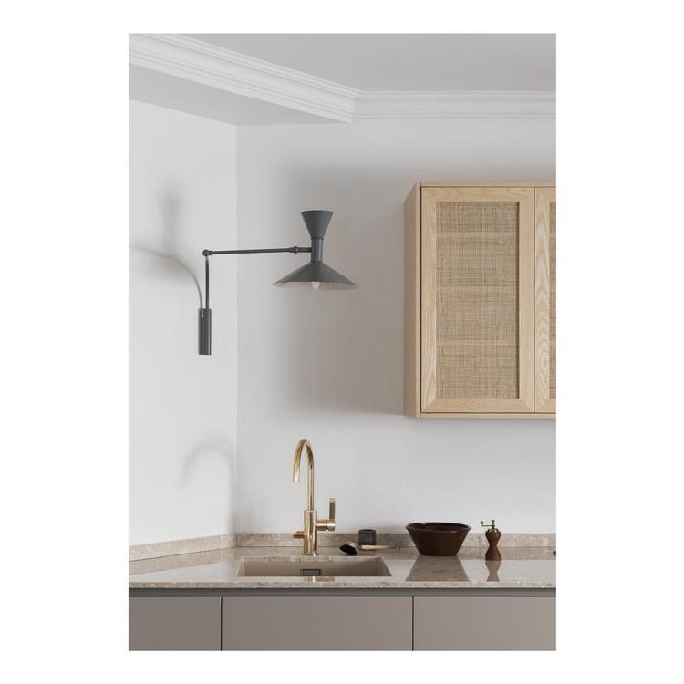 Lámpara de Pared Moderna NovaSwing con Brazo Oscilante y Enchufe para Decoración de Dormitorio