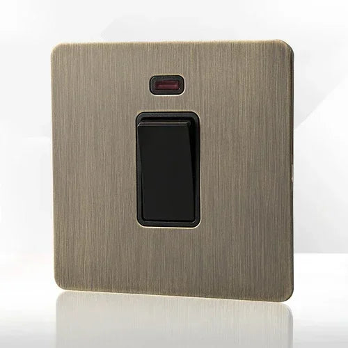 Antieke bronzen metalen wandcontactdoos met USB-oplaadpoort