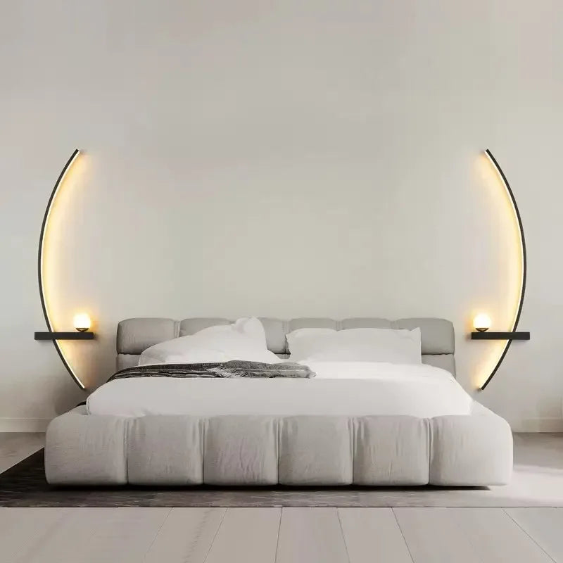 Lumină de perete metalică cu dungi AstraGlow, finisaj negru auriu, pentru utilizare interior și exterior