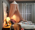 Dosel para cama infantil LumaNest con borlas en blanco, rosa y gris