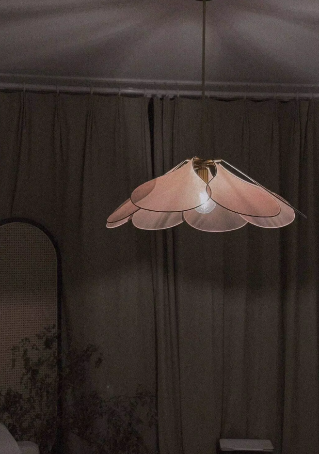 Vellora Petal Light Pendel Udsender Blødt Skær i Opholdsrum