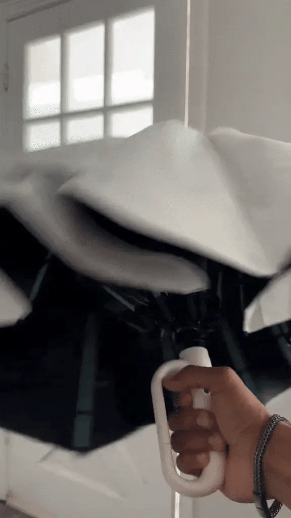 Ombrello Pieghevole Automatico AerisGuard con Manico a Fibbia Antivento per Ogni Condizione Climatiche