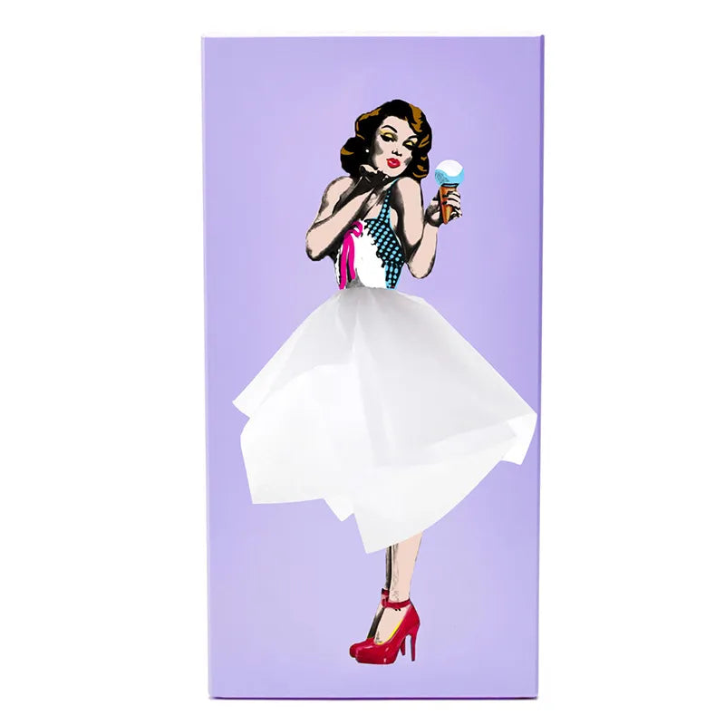 Kevara Näsdukshållare med vintage pin-up klänningar i träfinish