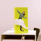Kevara Näsdukshållare med vintage pin-up klänningar i träfinish