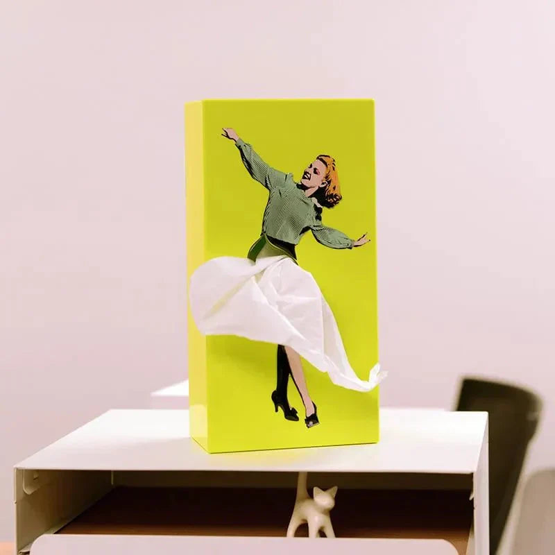 Kevara Näsdukshållare med vintage pin-up klänningar i träfinish