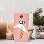 Kevara Näsdukshållare med vintage pin-up klänningar i träfinish