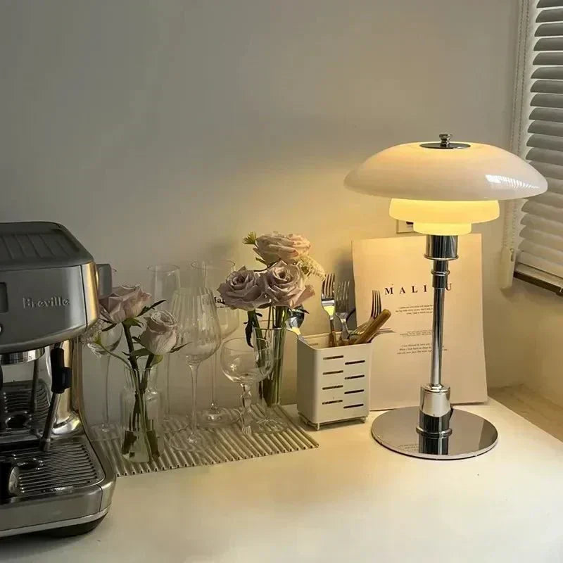 Lampa biurkowa Asterin Art Deco z wyrazistym geometrycznym motywem