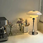 Lampa biurkowa Asterin Art Deco z wyrazistym geometrycznym motywem