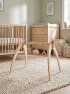 Holz-Spielbogen mit 3 hängenden Spielzeugen – Sinnes-Gymnastik für Babys  