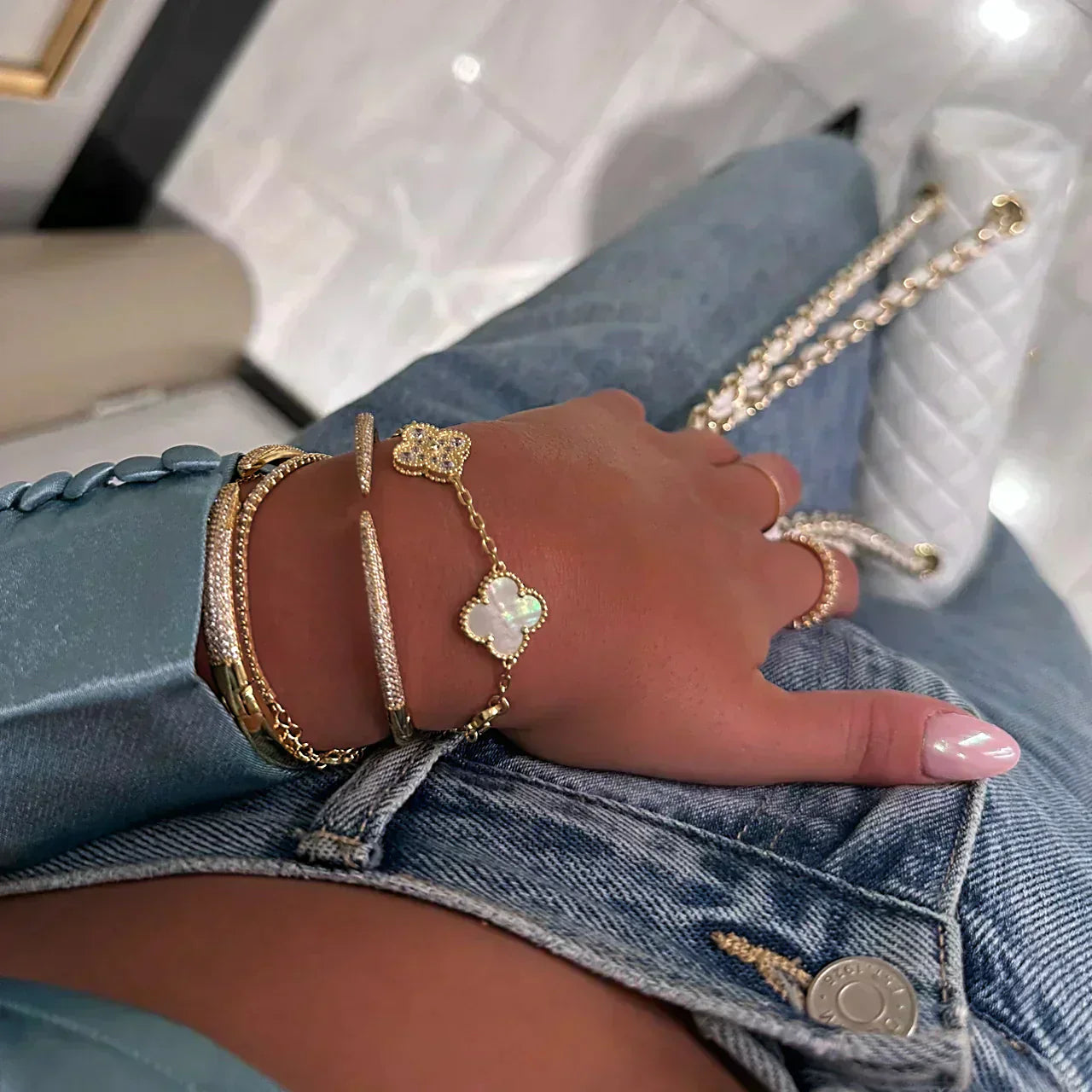 Set de bijuterii Nova Amber Clover din trei piese cu colier, brățară și cercei