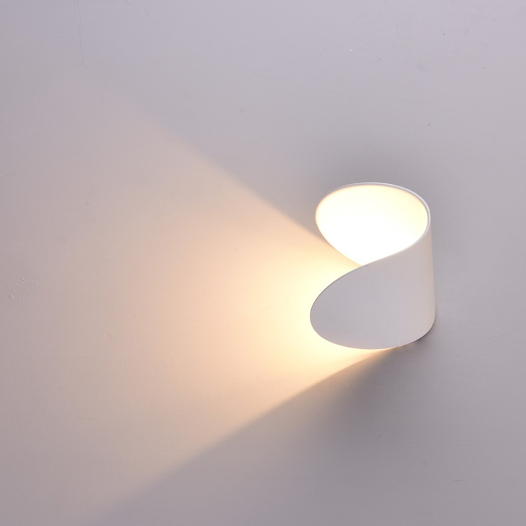 SolaraGlow Diffusierte Warme Wandleuchte für Wohnzimmer und Arbeitsbereiche