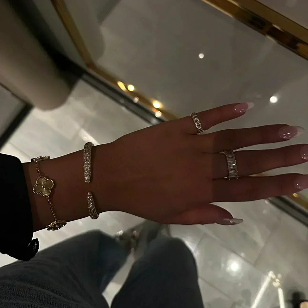 Set de bijuterii Nova Amber Clover din trei piese cu colier, brățară și cercei