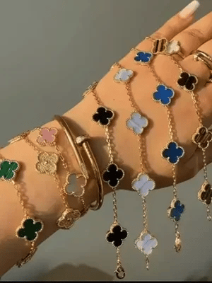 Bracciale Liora Clover con Quattro Ciondoli Floreali in Acciaio Inossidabile Placcato Oro