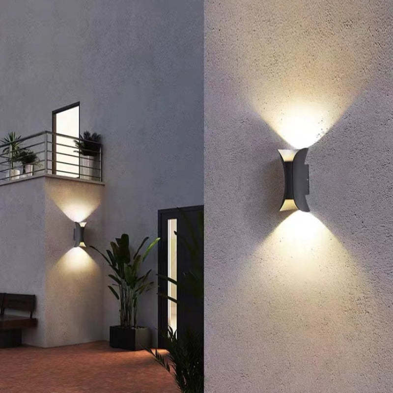 גוף תאורה קיר חיצוני Arcora Curve עם LED IP65 מחובר לחשמל