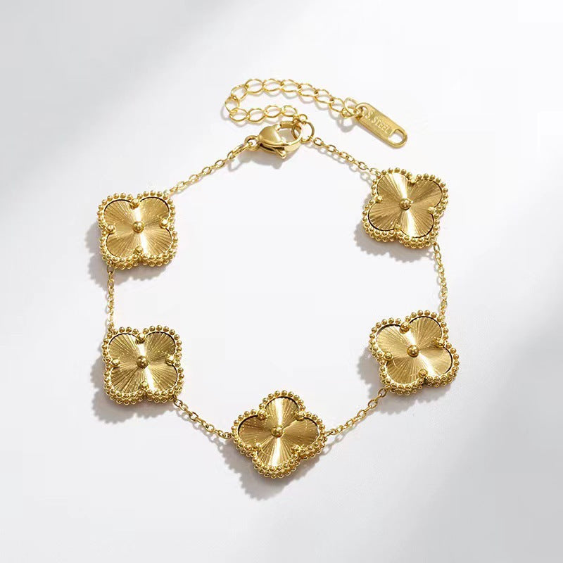Bracciale Liora Clover con Quattro Ciondoli Floreali in Acciaio Inossidabile Placcato Oro
